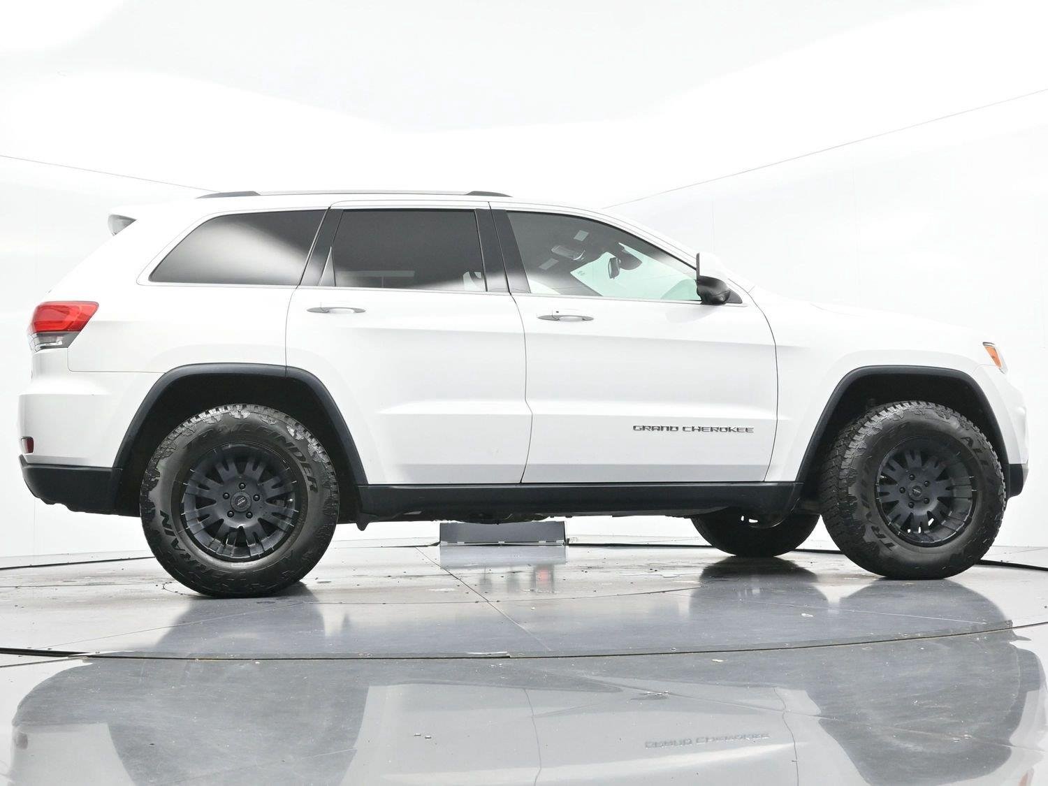 Used 2016 Bright White Clearcoat Jeep Laredo image 46