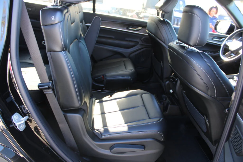New 2027 High-Gloss Black Paint Jeep Limited image 10