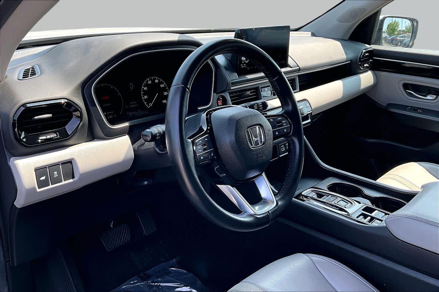 Used 2024 Platinum White Pearl Honda EX-L 8 Passenger image 18