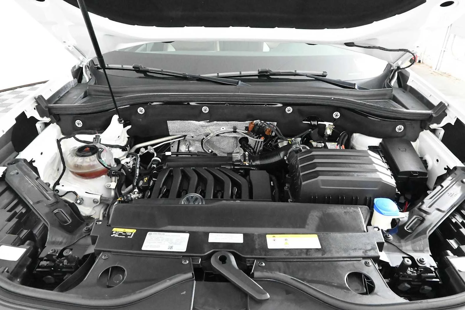 Certified Used 2022 Pure White Volkswagen 3.6L V6 SE w/Technology image 30