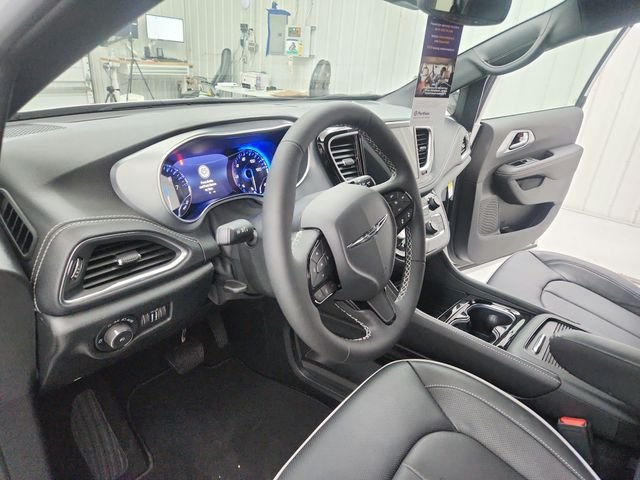 2026 Chrysler Pacifica Limited - Photo 10
