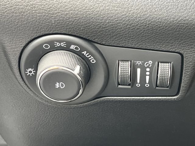 Used 2024 Silver Zynith Metallic Clearcoat Jeep Latitude image 25