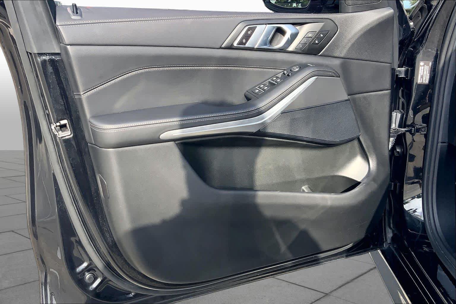 Used 2022 Black Sapphire Metallic BMW xDrive40i image 21