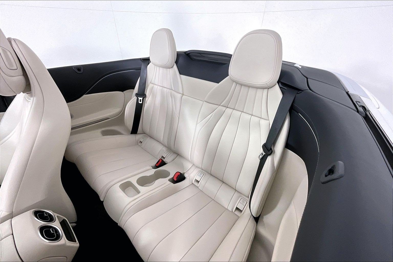 New 2027 MANUFAKTUR Moonlight White Metallic Mercedes-Benz AMG® CLE 53 4MATIC+ Cabriolet image 23