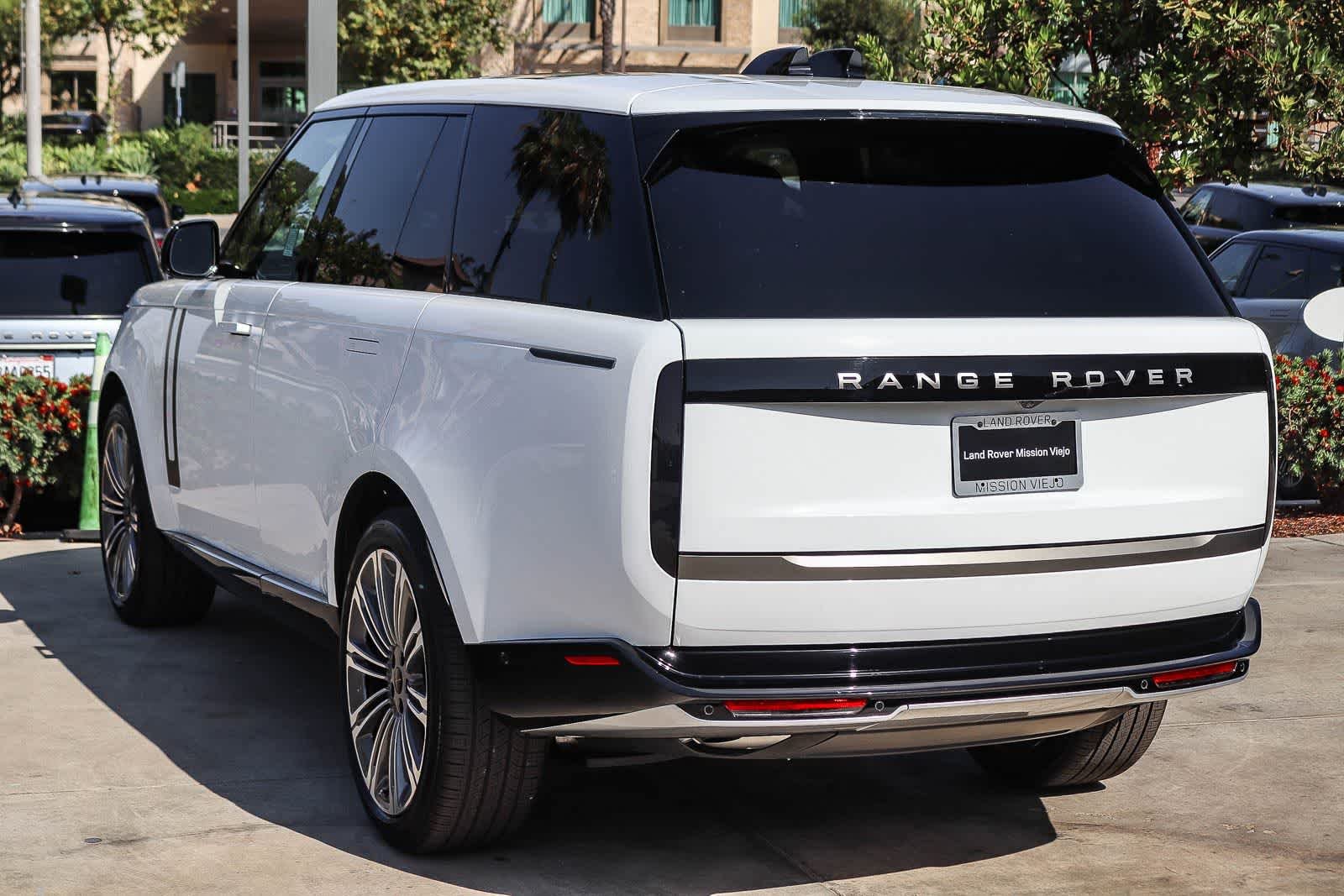 New 2026 Fuji White Land Rover SE image 4
