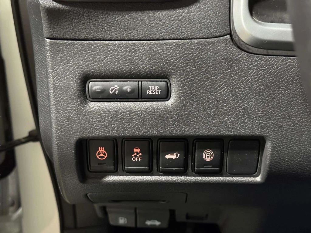 Used 2023 Pearl White Tricoat Nissan SL image 19
