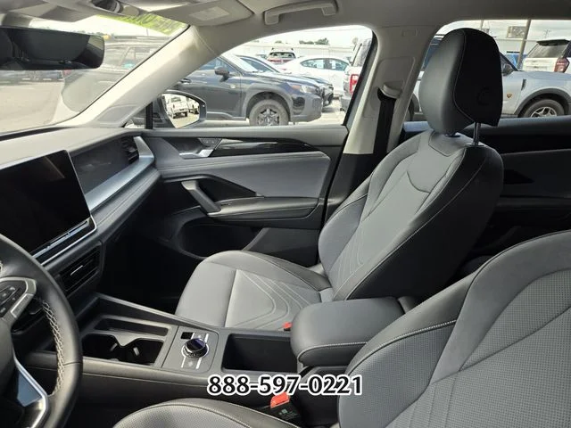 Used 2025 Silver Volkswagen 2.0T SE image 3