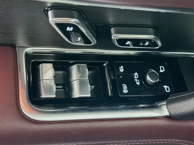 Used 2024  Land Rover Autobiography image 17