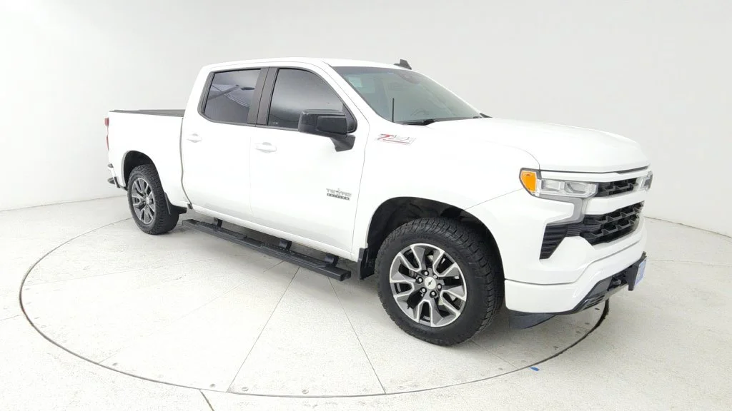 Used 2022 SUMMIT WHITE Chevrolet RST image 1