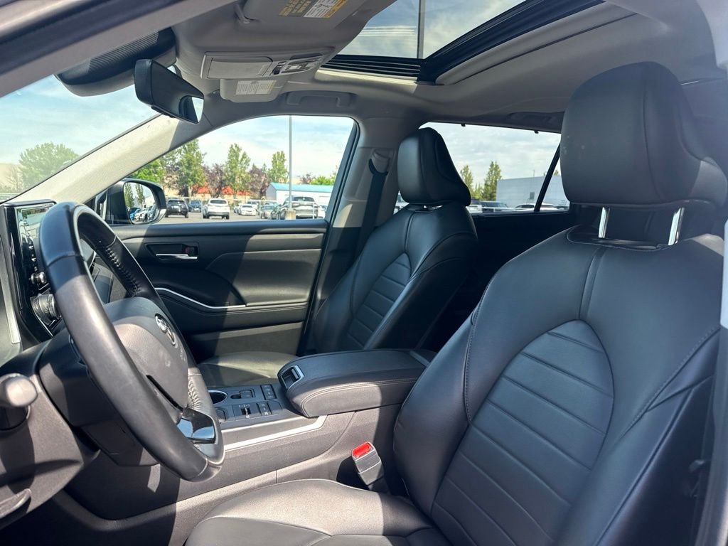 Used 2021 Moon Dust Toyota XLE image 9