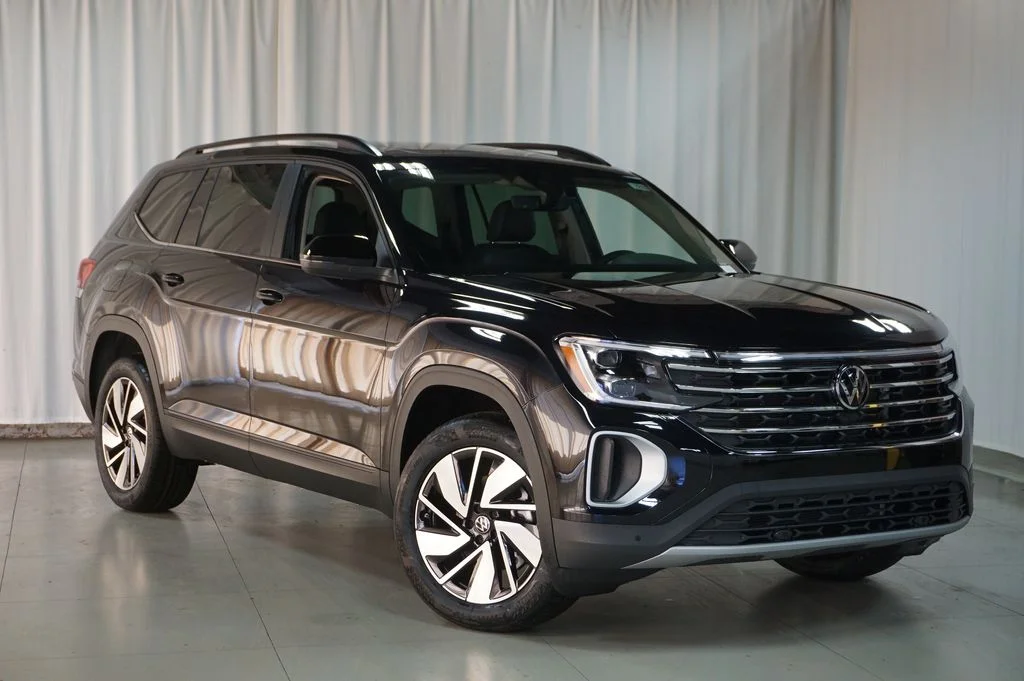 New 2026 Black Volkswagen 2.0T SE w/Technology image 3