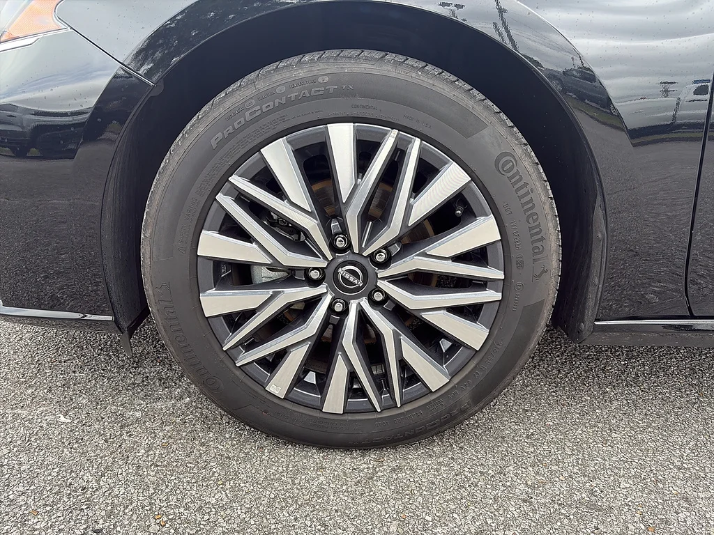 Used 2025 Super Black Nissan  image 9