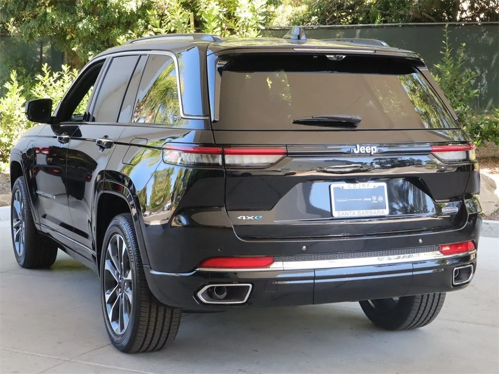 New 2023 Diamond Black Crystal Pearl-Coat Exterior Paint Jeep Overland 4xe image 5