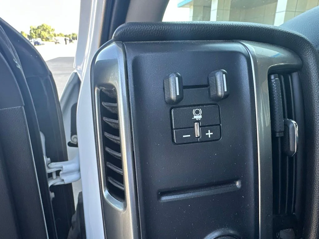 Used 2019 White Chevrolet LT image 10