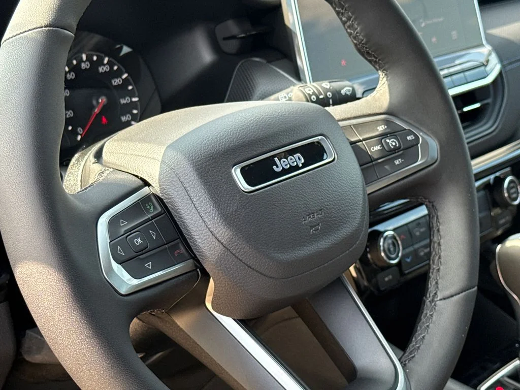 New 2026 Fathom Blue Pearl-Coat Exterior Paint Jeep Latitude image 29