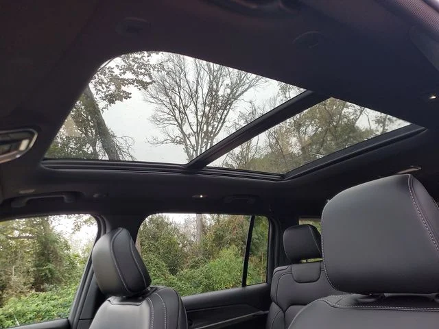 New 2025 Diamond Black Crystal Pearl-Coat Exterior Paint Jeep Limited image 28