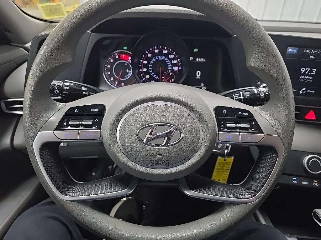 Used 2022 Black Hyundai SE image 18