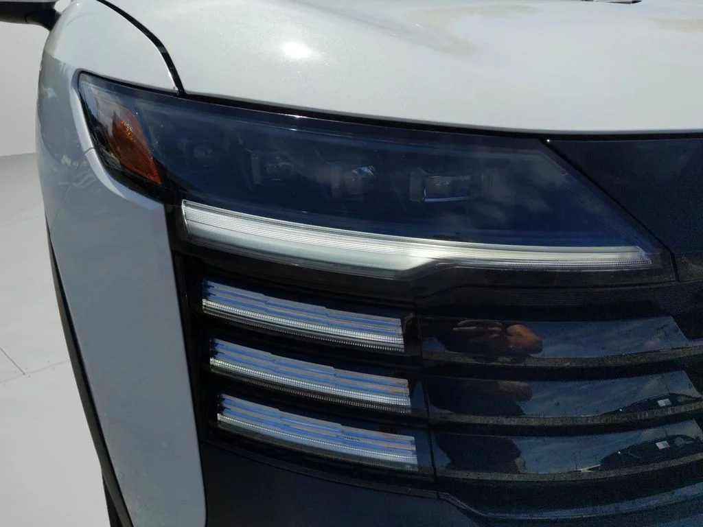Used 2025 White Nissan SR image 38