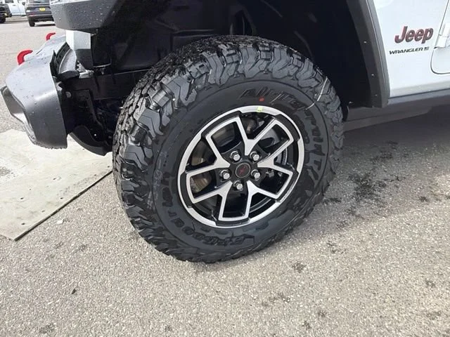 New 2026 Bright White Clear-Coat Exterior Paint Jeep Rubicon image 4