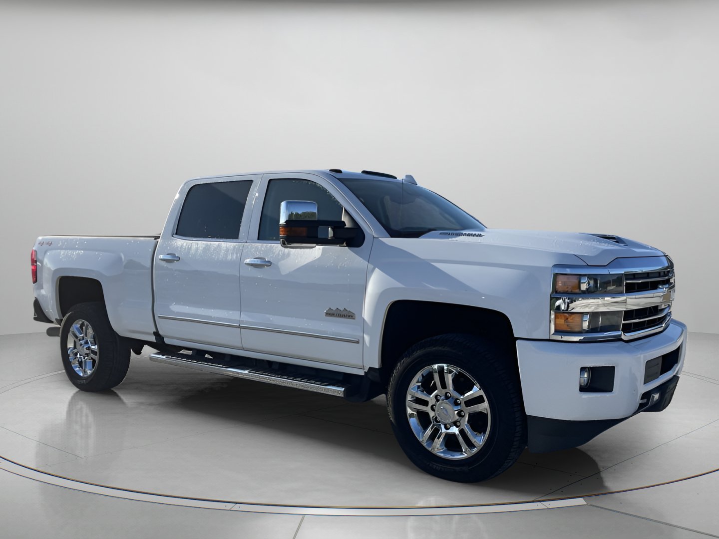 Used 2019 Summit White Chevrolet High Country image 1