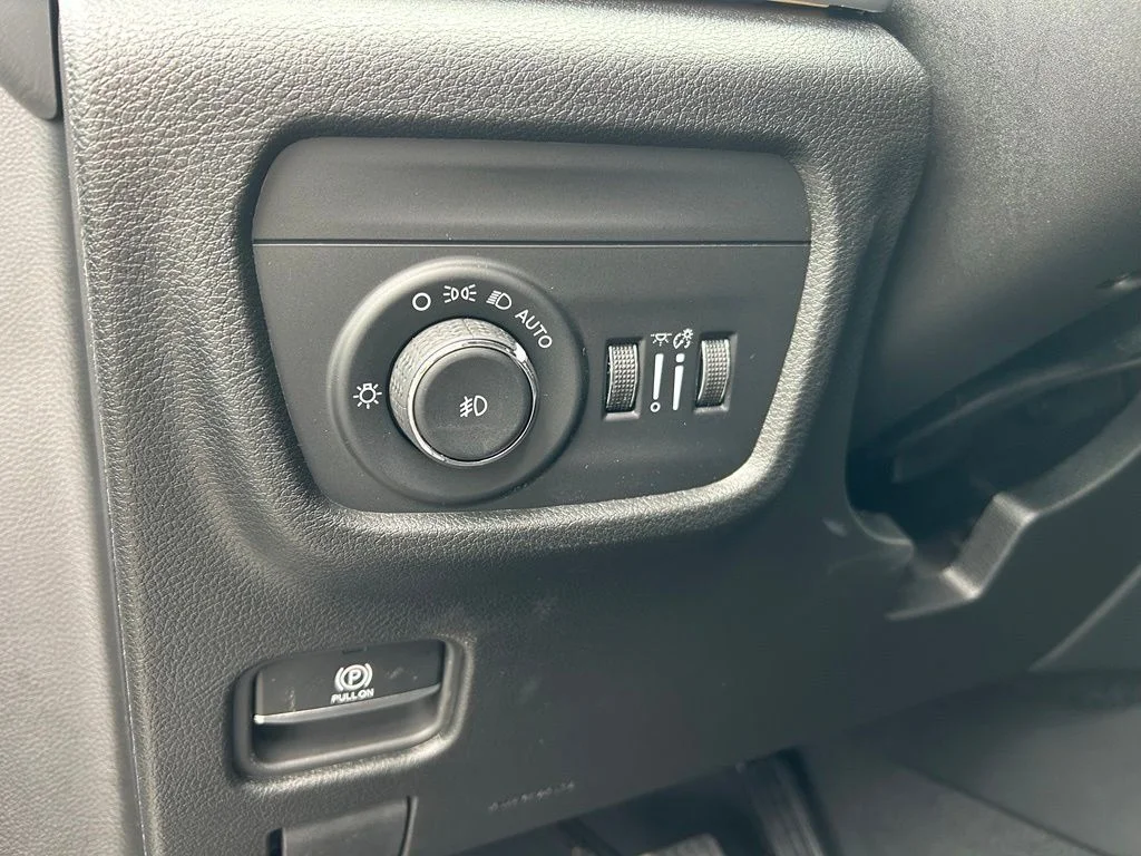 New 2026 Bright White Clear-Coat Exterior Paint Jeep Limited image 15