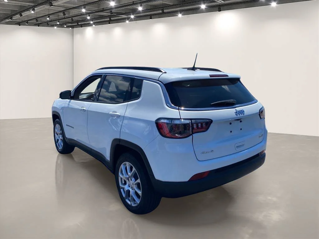 Used 2023 Bright White Clearcoat Jeep Latitude Lux image 5