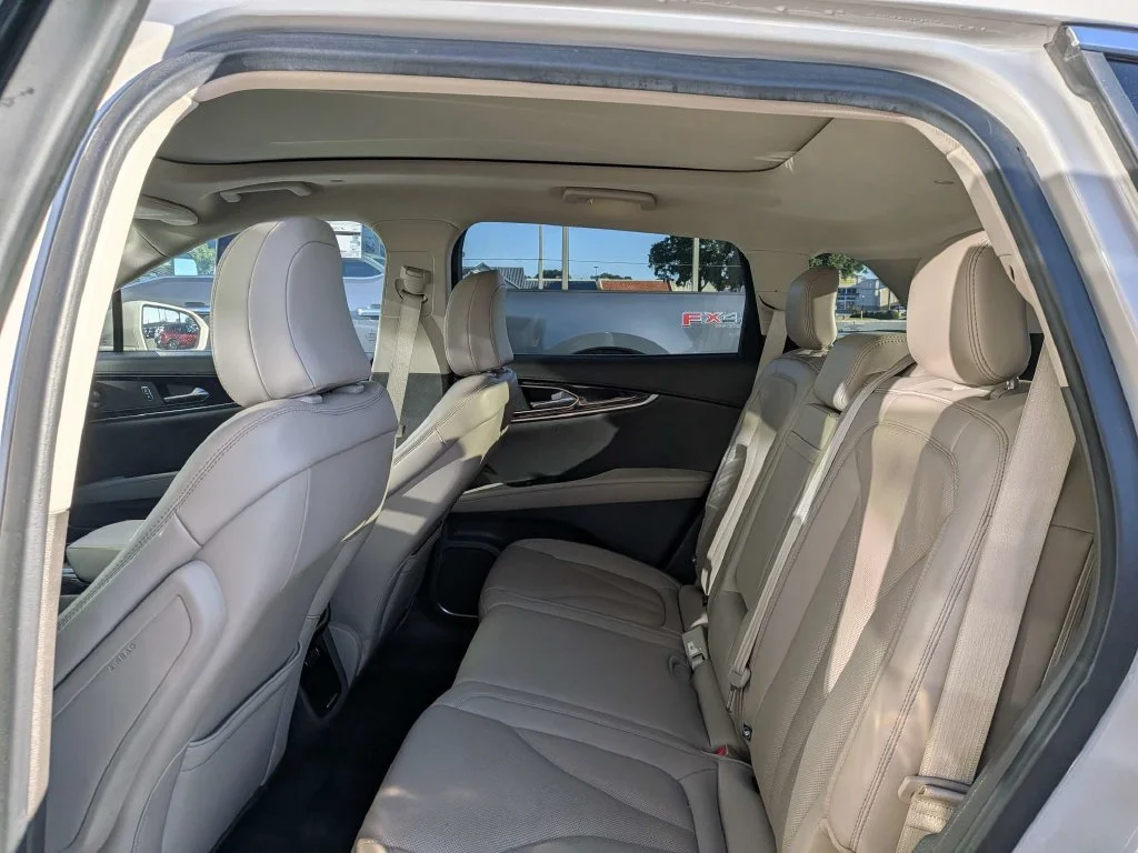 Used 2022 Pearl Metallic Lincoln Reserve image 12