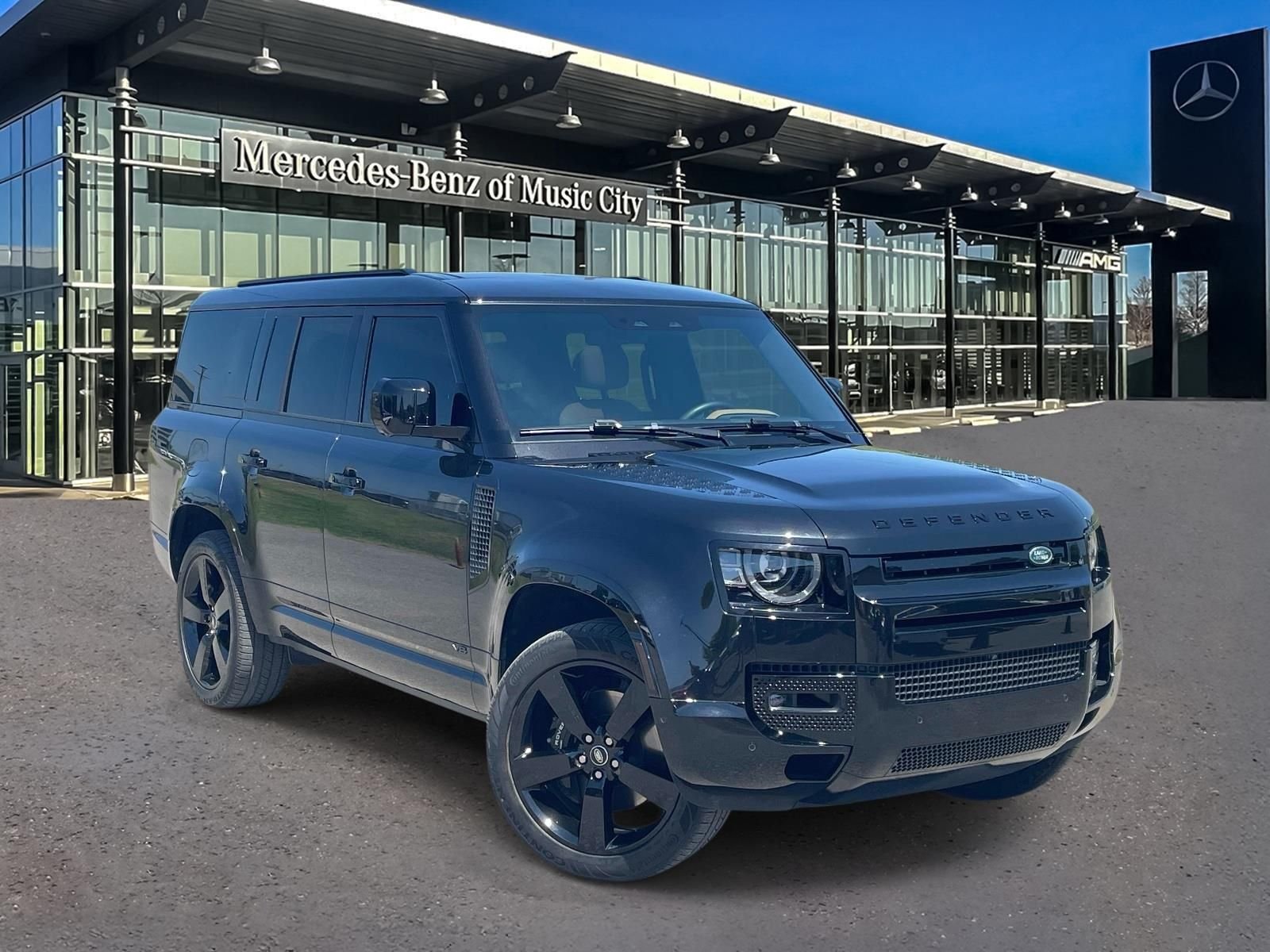 Used 2025 Santorini Black Metallic Land Rover V8 image 1