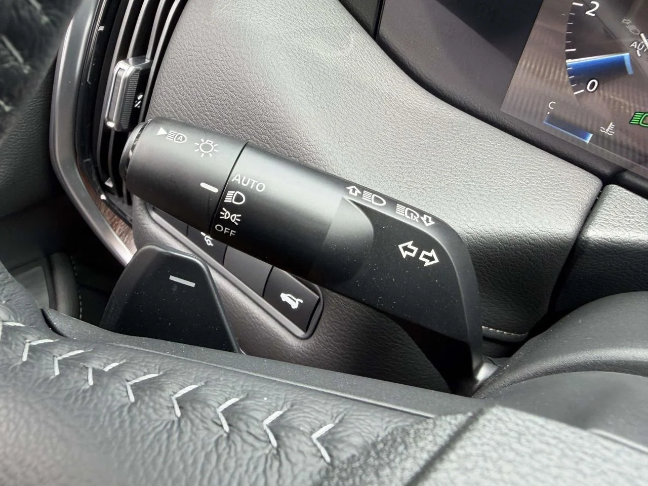 Used 2025 Super Black Nissan SL 4WD image 34
