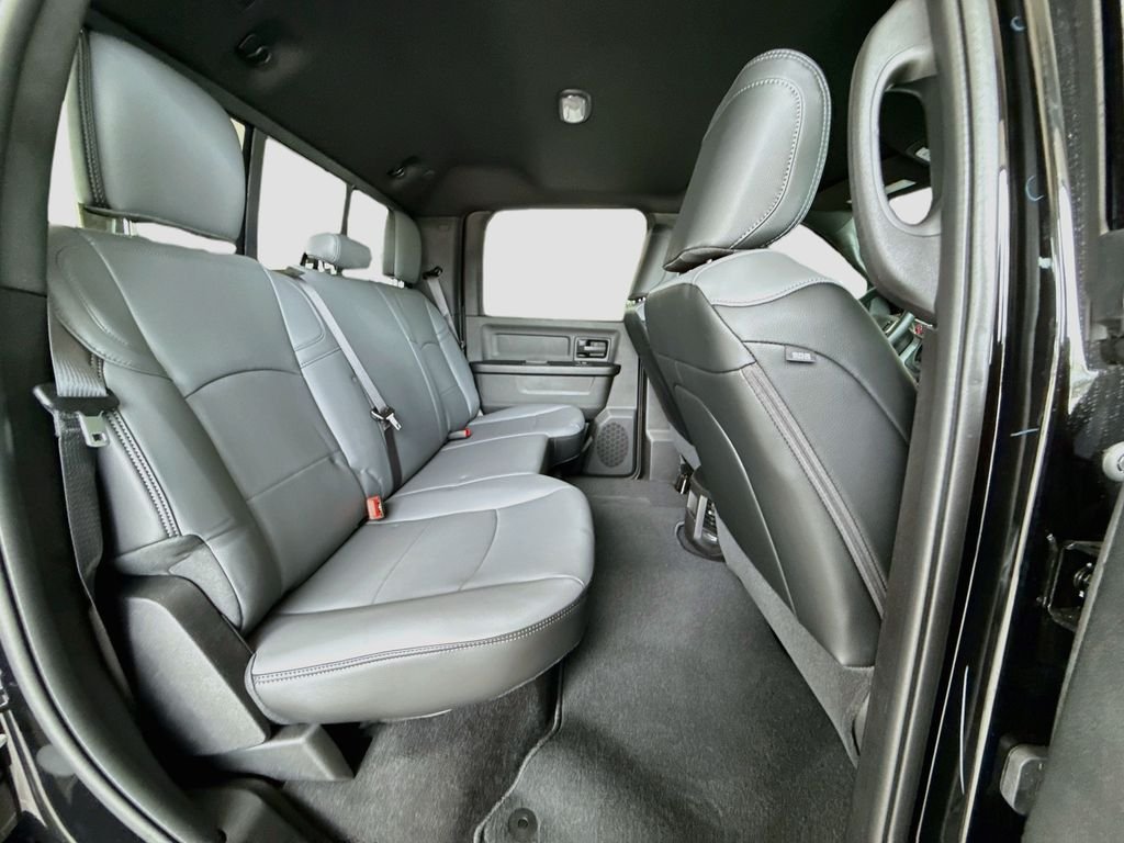 New 2026 Diamond Black Crystal Pearl-Coat Exterior Paint RAM Tradesman image 29