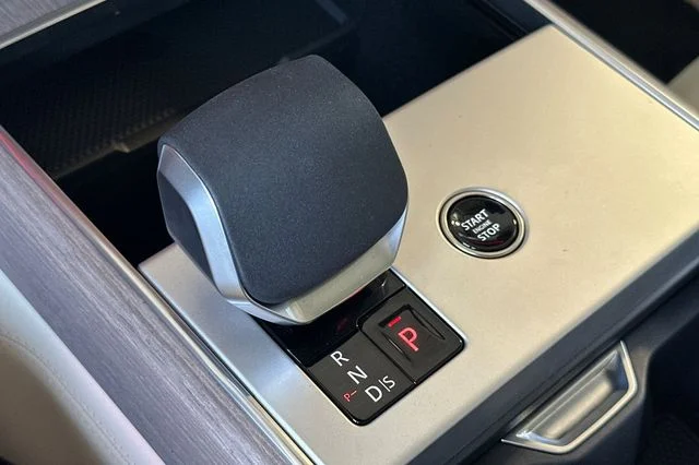 New 2026 Ostuni Pearl White Land Rover SE image 21