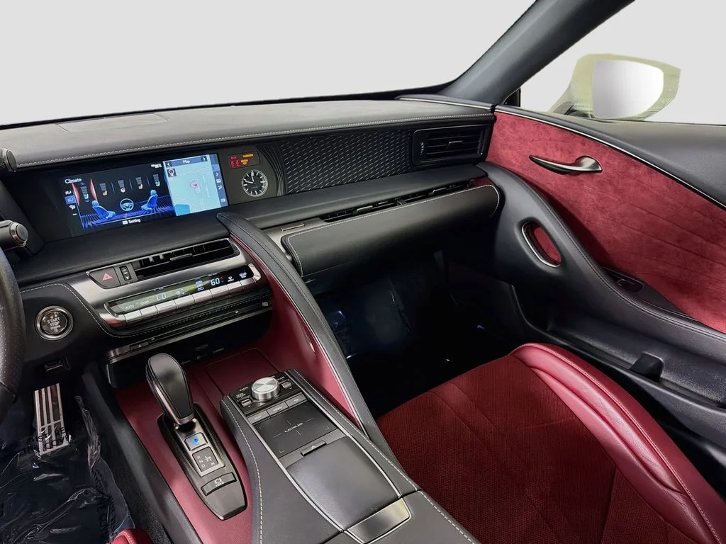 Used 2018 White Lexus 500 image 25
