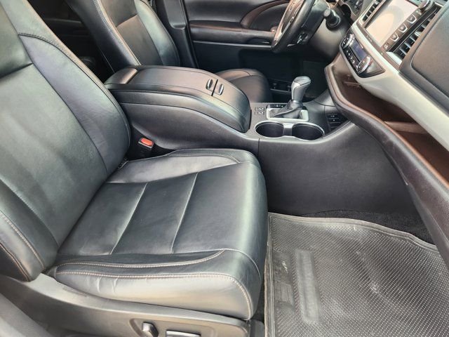 Used 2017 White Toyota XLE image 15