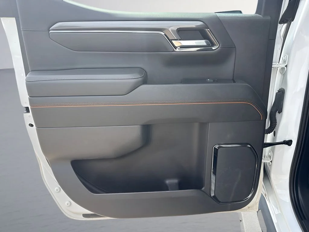 Used 2022 White GMC AT4 image 32