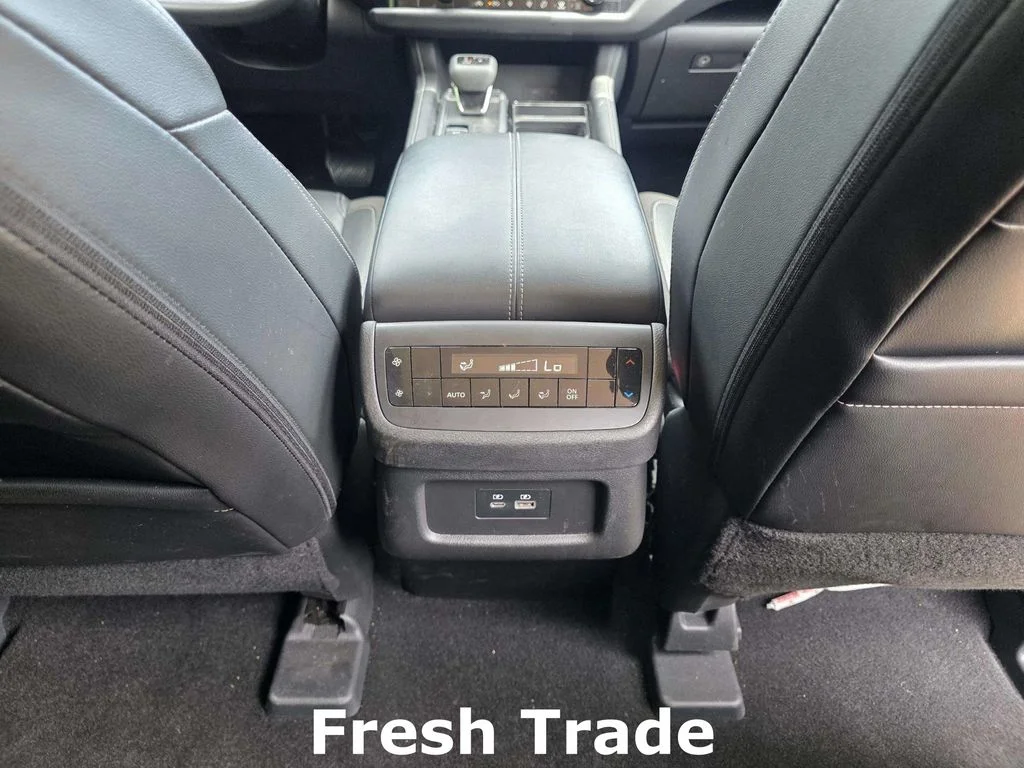 Used 2023 Pearl White Tricoat Super Black Nissan SL image 11