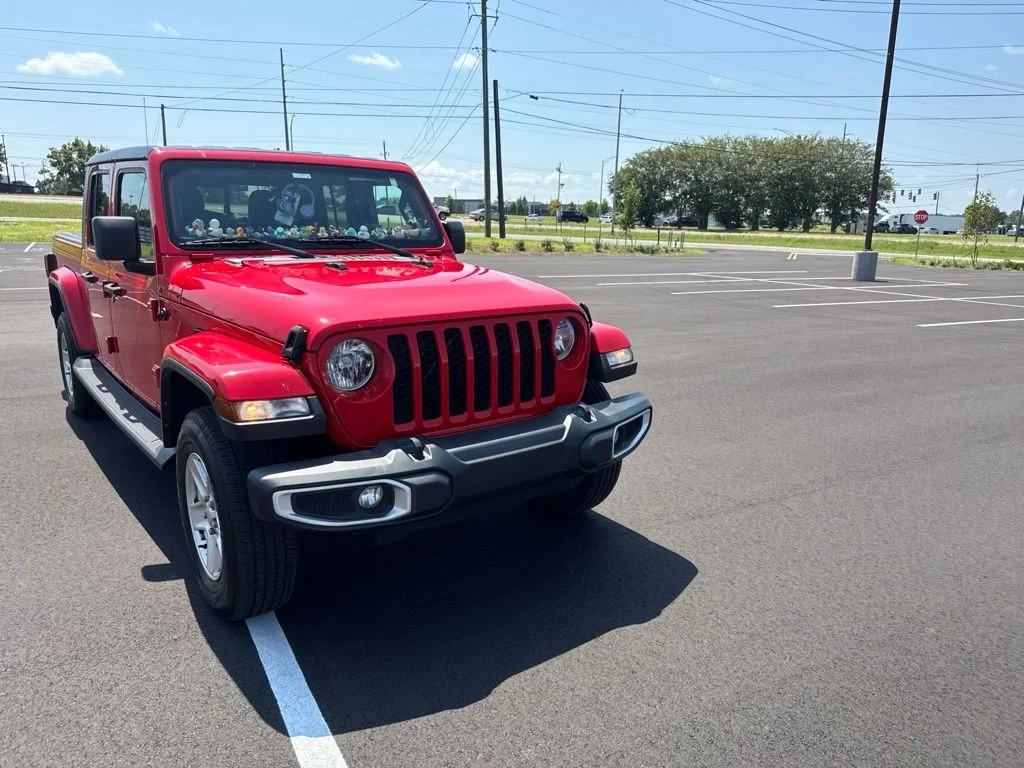 Used 2023 Red Jeep Sport S image 2
