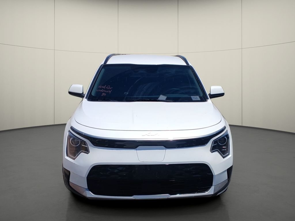 Used 2023 White Kia Wind image 2