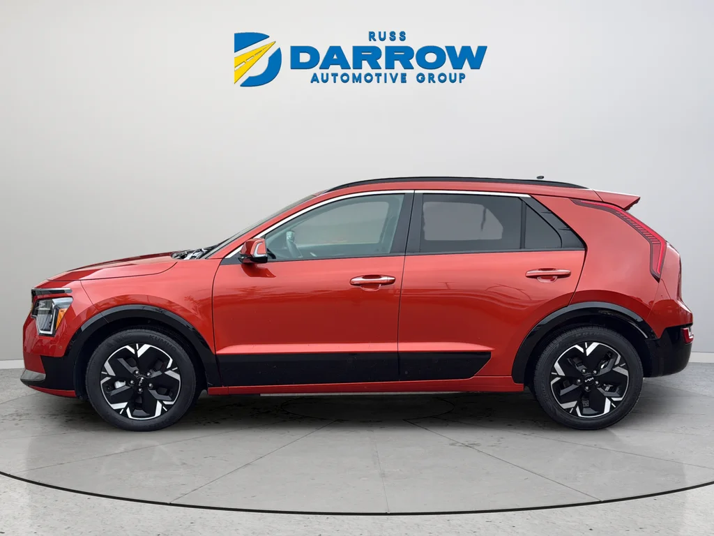 Used 2023 Red Kia Wave image 2