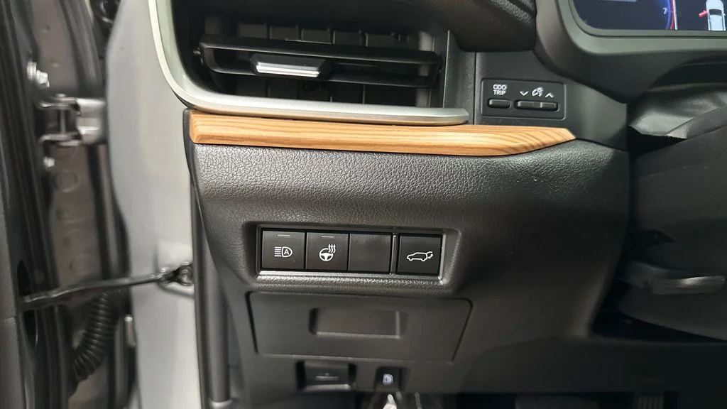 Certified Used 2025  Toyota Limited image 30