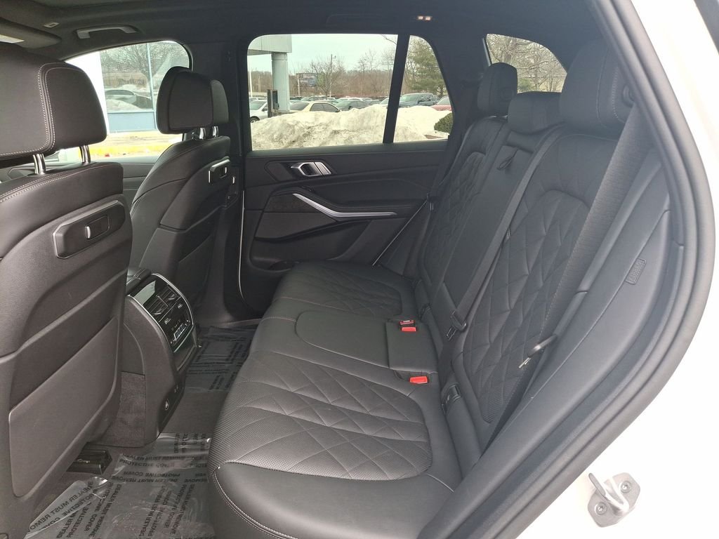 Used 2024 White BMW xDrive40i image 25