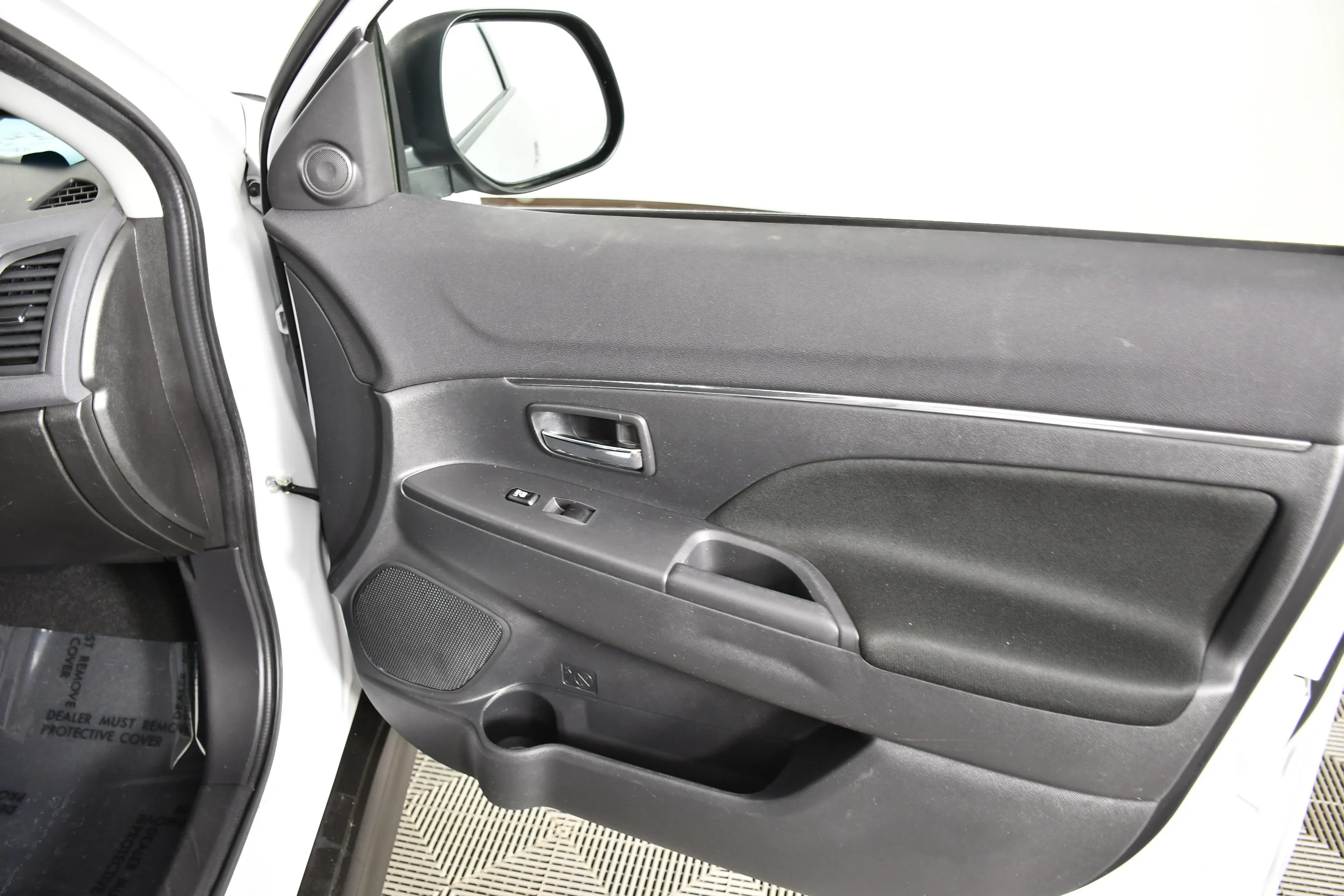 Used 2022 White Diamond Mitsubishi ES image 39