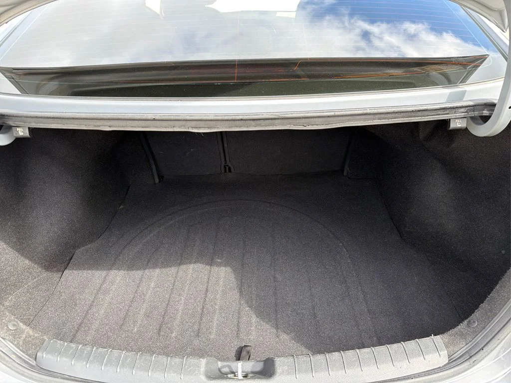 Used 2017 Shale Gray Metallic Hyundai SE image 13