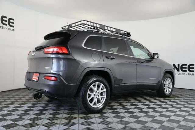 Used 2016 Gray Jeep Latitude image 38