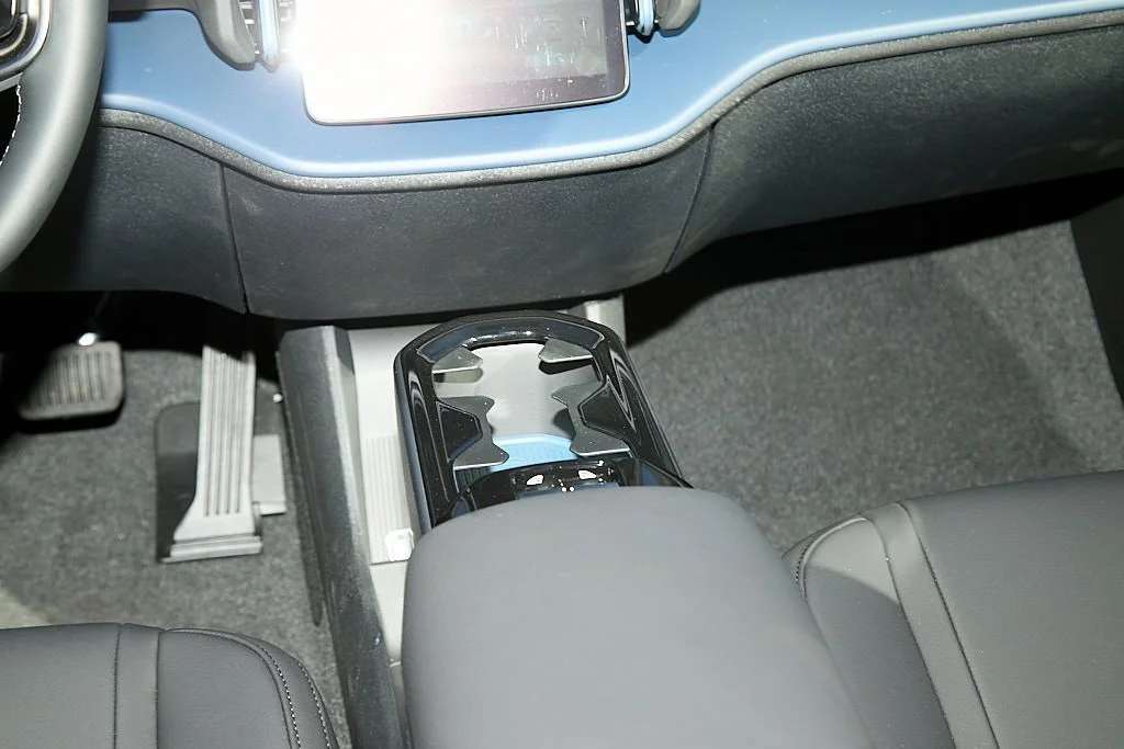 New 2026 Crystal White Volvo Ultra image 21