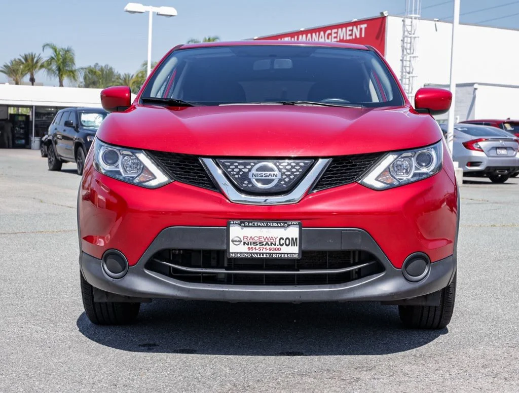 Used 2018 Red Nissan S image 8