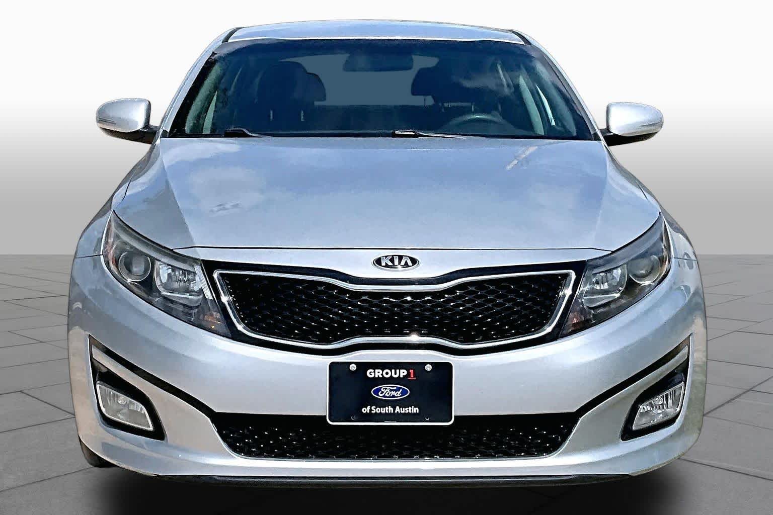 Used 2015 Sparkling Silver Kia LX image 4