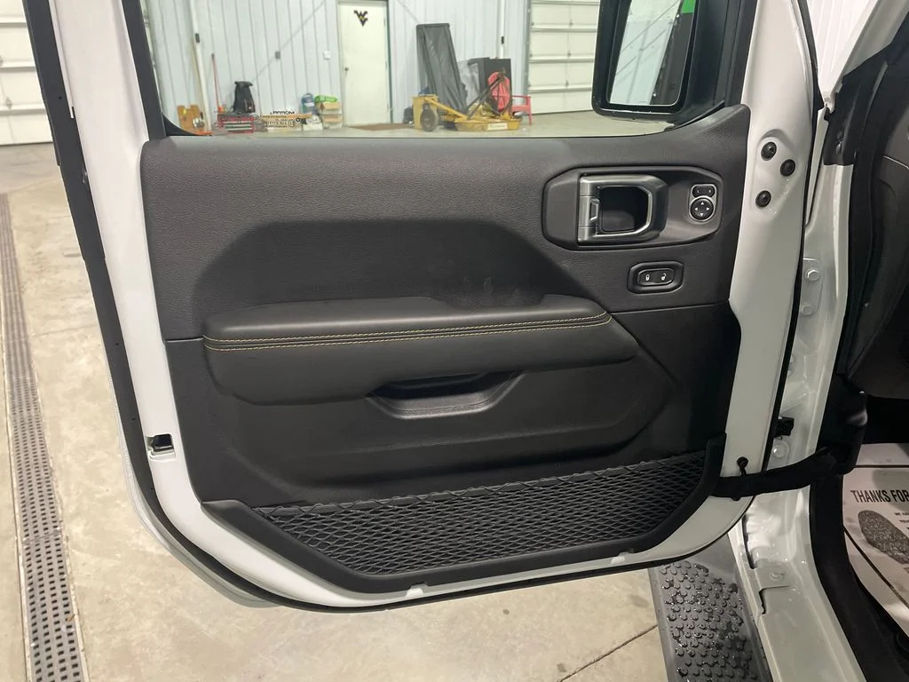 New 2026 Bright White Clear-Coat Exterior Paint Jeep Sahara image 17