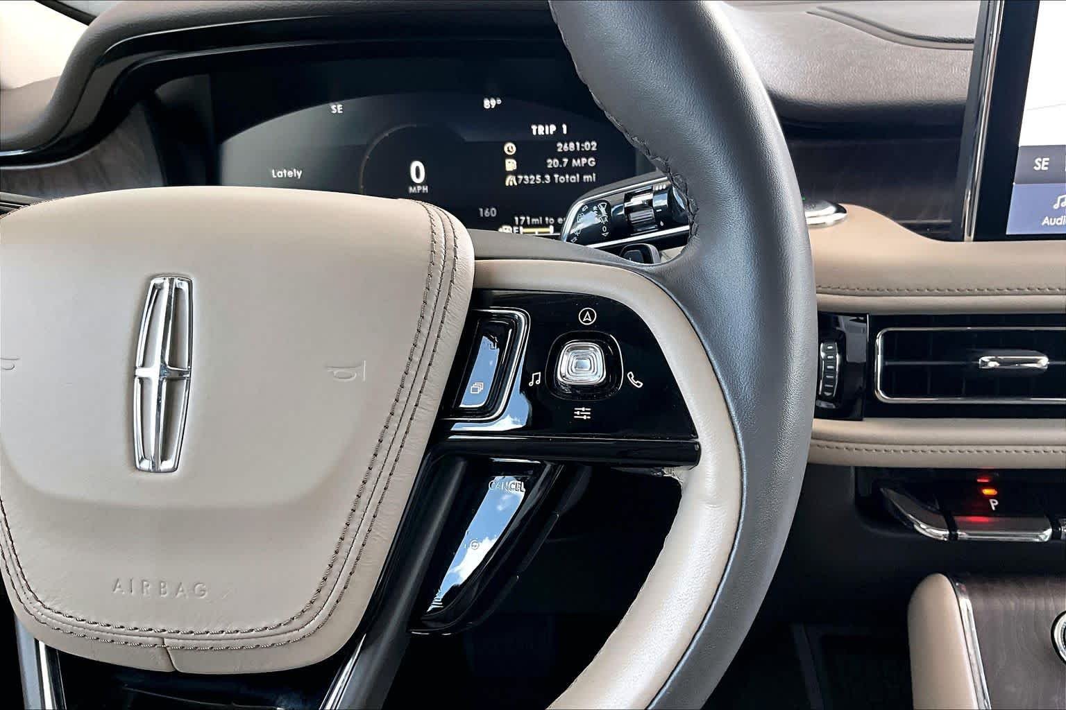 Used 2023 Pristine White Metallic Tri-Coat Lincoln Reserve image 22