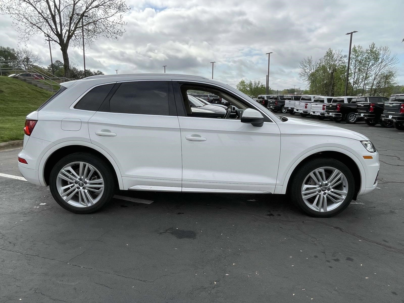 View vehicle photo 4