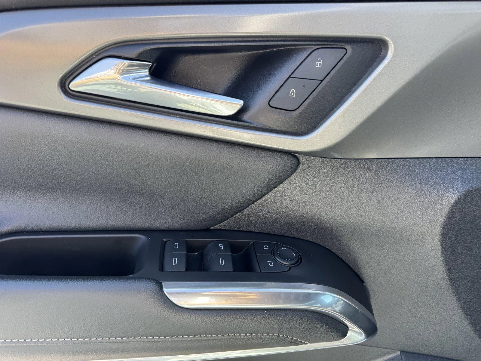 Used 2024 Summit White Chevrolet LT image 21